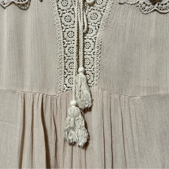 ENTRO Romantic Crepe with Crochet Lace Floral Appliqué Accent Long Sleeve Top - Picture 4 of 9